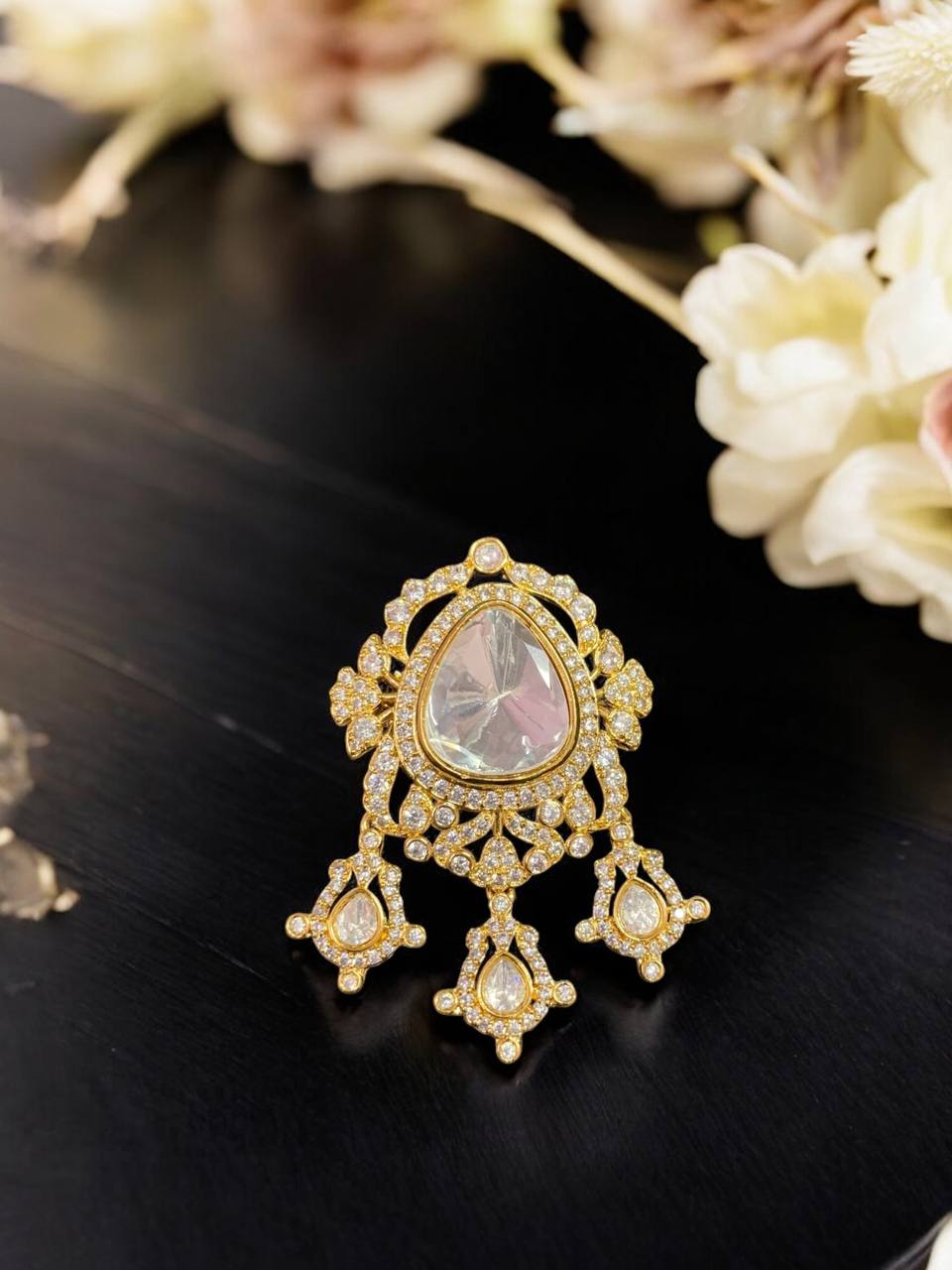 Festive Gold Teardrop Brooch – Holiday Wedding Jewelry Gift