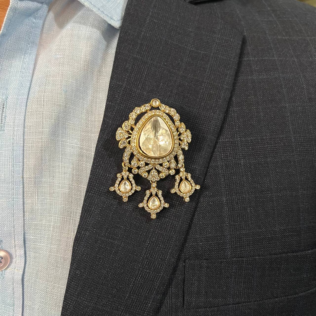 Festive Gold Teardrop Brooch – Holiday Wedding Jewelry Gift